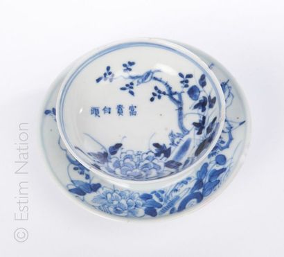 REPOSE-PINCEAU CHINE, XXe siècle. Repose-pinceau en deux parties en porcelaine à...