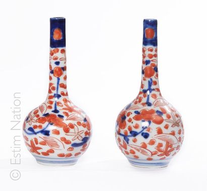 CHINE Porcelaine CHINE, XXe siècle. Paire de vases miniatures soliflores façon Tianqiuping,...