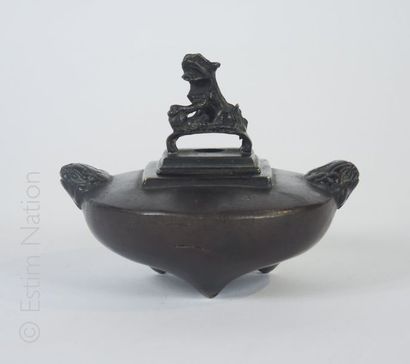 BRULE PARFUM CHINE, XIXe siècle. Brûle-parfum tripode en bronze à patine brune, le...