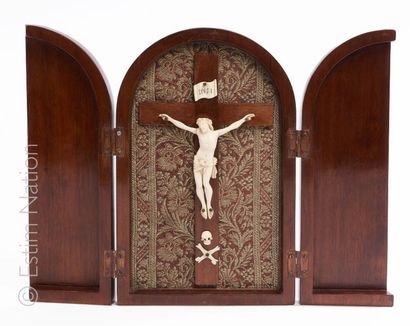 CHRIST Christ en ivoire sculpté. 
Dans un autel portatif s'ouvrant en triptyque en...