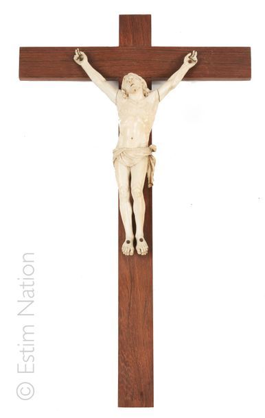 CRUCIFIX Crucifix en ivoire sculpté
Ht. du sujet en ivoire : 24 cm
Travail de Dieppe,...