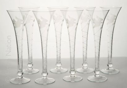 Nina RICCI Ensemble de 8 flûtes à champagne de forme tronconique en verre à décor...