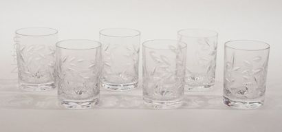 ARTS DE LA TABLE Lot composé de 6 verres à whisky en cristal à décor gravé de feuillages
(Très...