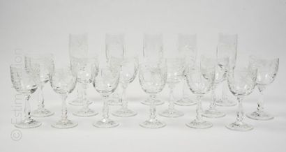 ARTS DE LA TABLE Lot composé d'un ensemble de 17 verres à pieds en cristal à décor...