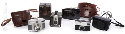 APPAREILS PHOTO VINATGE Lot de 4 appareils photo vintage avec étuis: 
- KODAK Instamatic...