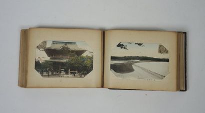 CARTES POSTALES - CHINE ET JAPON Album de cartes postales en bois laqué polychrome...