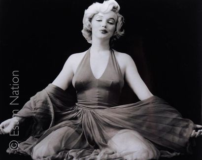 MONROE Marilyn - ANONYME Marilyn Monroe, circa 1955, en robe décolletée 
Epreuve...