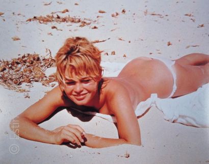 BARDOT Brigitte - ANONYME Brigitte Bardot allongée sur la plage, circa 1955
Epreuve...