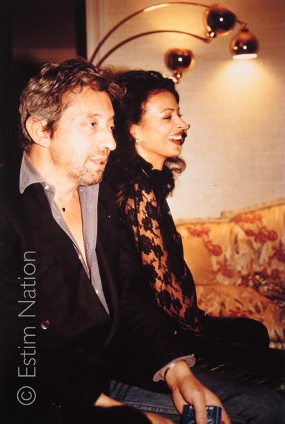 GAINSBOURG Serge et LAGARDERE Betty Serge Gainsbourg (et son paquet de Gitanes) et...
