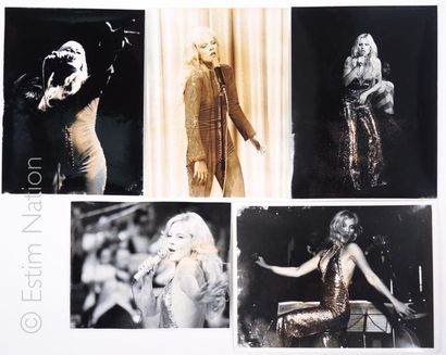 VARTAN Sylvie Sylvie Vartan sur scène, circa 1970
Ensemble de cinq tirages argentiques...