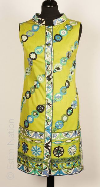 EMILIO PUCCI CIRCA 1968/70 ROBE en coton vert imprimé de frises géométriques, simple...