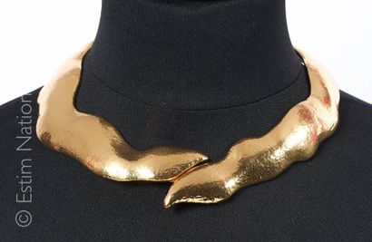 Yves Saint LAURENT TORQUE mouvementée en métal doré articulé au dos (diam: 15 cm)...