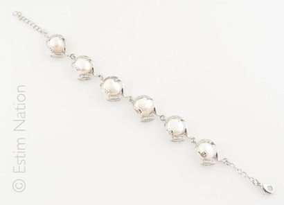 BRACELET PERLES Bracelet en métal argenté rehaussé de six perles d'eau douce chacune...