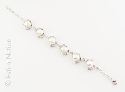 BRACELET PERLES Bracelet en métal argenté rehaussé de six perles d'eau douce chacune...