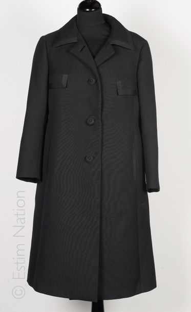 JACMY COUTURE VINTAGE CIRCA 1965 MANTEAU trapèze en laine noire, col et poches gansé...