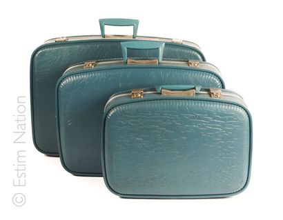 ANONYME Vintage SET DE TROIS VALISES en simili cuir bleu et métal argenté, intérieur...