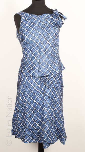 TARA JARMON, MANGO SUITE ENSEMBLE en soie imprimée d'un motif géométrique bleu et...