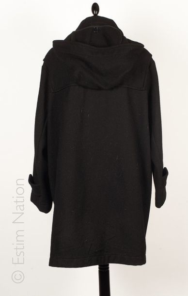 Lolita LEMPICKA circa 1985 DUFFLE COAT en laine noire, deux poches plaquées (T 36)...