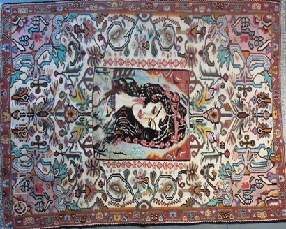 TAPIS KILIM - IRAN Deux tapis kilim à fond beige centré d'un portrait de femme tenant...