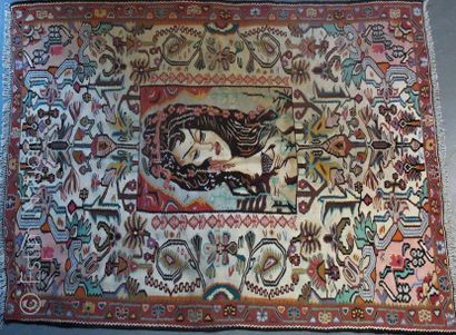 TAPIS KILIM - IRAN Deux tapis kilim à fond beige centré d'un portrait de femme tenant...