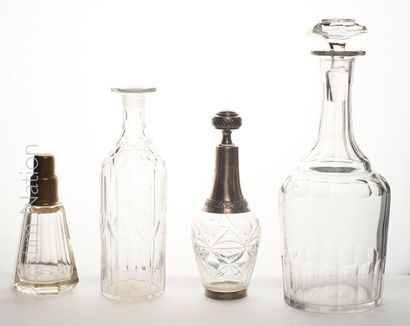 LOT DE CARAFES - LAMPE BERGER Carafe en cristal taillé la base, le col et le bouchon...