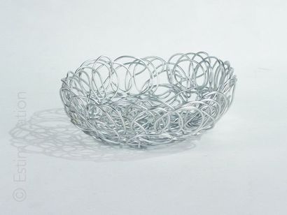 Design italien Corbeille ronde en fil d'aluminium anodisé. Signé "A di ALESSI. FRATELLI...