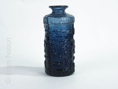 DESIGN SCANDINAVE - 1970 Vase en verre bleu à décors géométriques par Göte AUGUSTSSON...