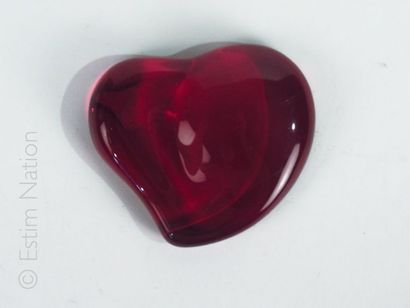TIFFANY & CO Presse papier en forme de coeur en verre coloré rouge. Signé "Elsa Peretti...
