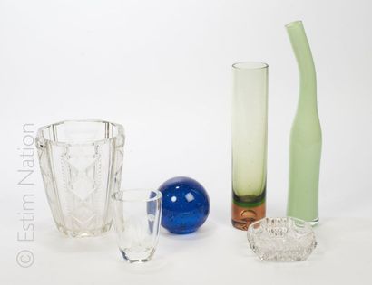 VERRERIE Ensemble en verre coloré comprenant 2 vases et 1 presse papier. On joint...