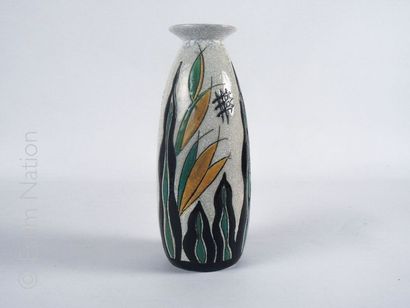 Charles CATTEAU (1880-1966) & BOCH LA LOUVIERE Vase en faïence émaillée polychrome...