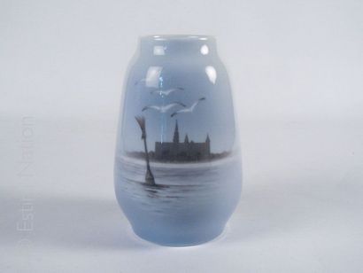 Manufacture Royale de Copenhague Vase en porcelaine à décor gris et bleu de marine...