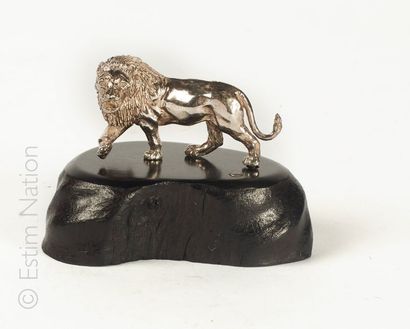 PATRICK MAVROS Sculpture en argent (800/°°) ciselé représentant un lion rugissant...