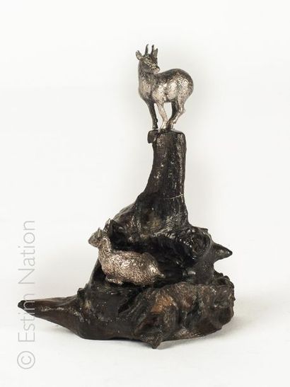 PATRICK MAVROS Sculpture en argent (800/°°) ciselé représentant un couple de chamois....