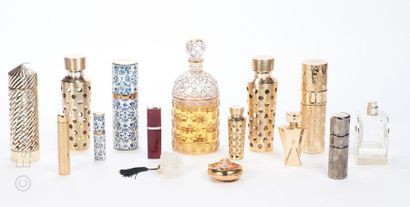 FLACONS DE PARFUM Lot de flacons, vaporisateurs et accessoires de toilette divers...