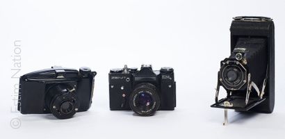 photo Lot d'appareils photo anciens :
- PHOTAX en bakélite avec étui protecteur
-...