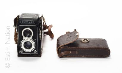 APPAREILS PHOTO ANCIENS Lot de deux appareils photo anciens: 
- SEMFLEX à deux objectifs...