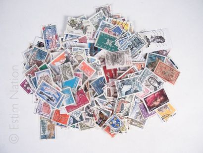 PHILATELIE Lot d'environ 2300 timbres français oblitérés, en vrac. 