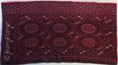 TAPIS BOUKHARA Deux tapis Boukhara en laine à fond bordeaux à motifs géométriques.
Dimensions...
