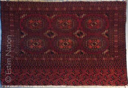 TAPIS BOUKHARA Deux tapis Boukhara en laine à fond bordeaux à motifs géométriques.
Dimensions...