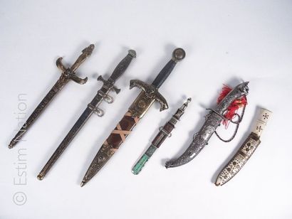 ARMES Lot de 14 couteaux, poignards, dagues et leurs fourreaux Egypte, Inde, Turquie,...