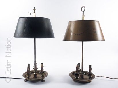 LAMPES BOUILLOTTE Deux lampes bouillotte de table à 3 lumières en laiton, montées...