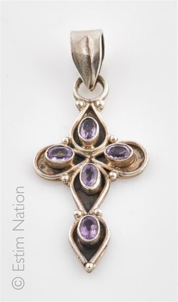 CROIX ARGENT AMETHYSTES Pendentif en forme de croix en argent (925/°°) composée de...