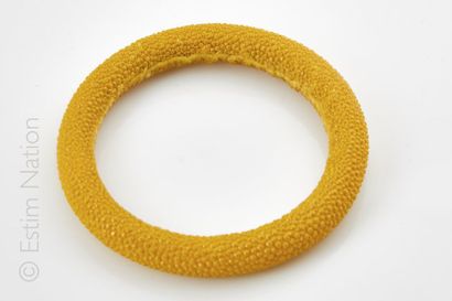 BRACELET GALUCHAT Bracelet jonc gainé de galuchat coloré jaune. 
Diamètre intérieur:...