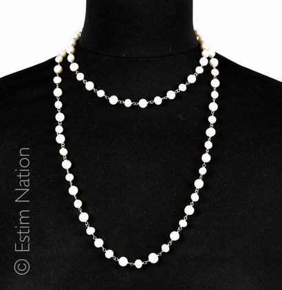 SAUTOIR PERLES Sautoir de perles d'eau en argent (800/°°) alterné de perles d'eau...