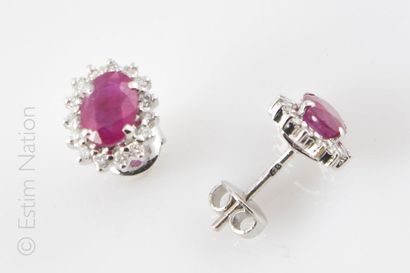 BOUCLES D'OREILLES RUBIS DIAMANTS Paire de boucles d'oreilles marguerite ovale en...