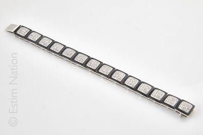 BRACELET ONYX DIAMANTS Bracelet en or gris 18K (750/°°) à maillons carrés articulés...