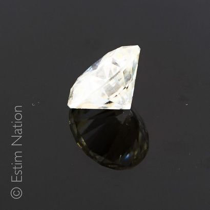 MOISSANITE Moissanite de taille ronde facettée. 
Poids brut: 0.51g 
Dimensions :...