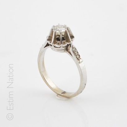 null Bague solitaire en or gris 18K (750°/00) et platine (950°/00) sertie d'un diamant...