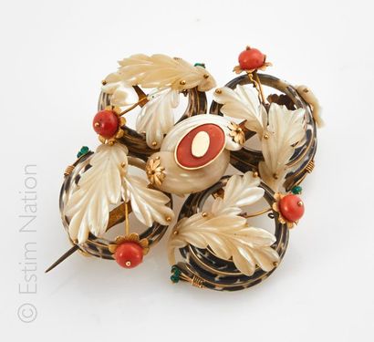 null Ecrin sabot comprenant un bracelet, une broche et une paire de boucles d'oreilles...