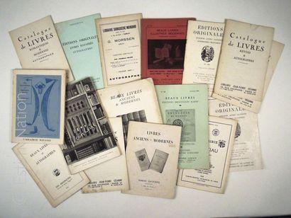 BIBLIOGRAPHIE Ensemble de 16 catalogues à prix marqués de libraires parisiens des...
